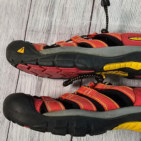 Keen sz 6.5 Red and Black Waterproof Sandals - Picture 6 of 8
